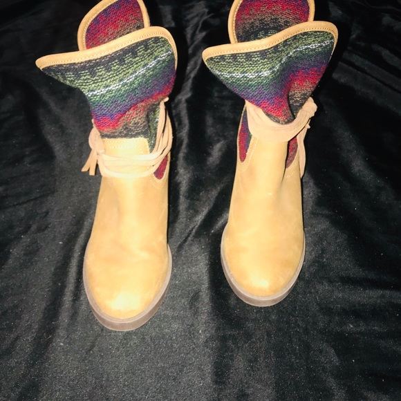 Women’s size 7.5 boot with heel. - Picture 2 of 5